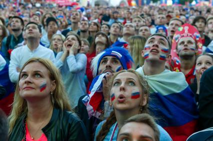 Санкт-Петербург.  Болельщики сборной России в фан-зоне на Конюшенной площади во время просмотра трансляции матча 1/4 финала чемпионата мира по футболу между сборными России и Хорватии.