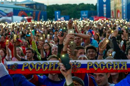 Санкт-Петербург. Болельщики сборной России в фан-зоне на Конюшенной площади во время просмотра трансляции матча 1/4 финала чемпионата мира по футболу между сборными России и Хорватии.