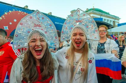 Санкт-Петербург.  Болельщицы сборной России в фан-зоне на Конюшенной площади во время просмотра трансляции матча 1/4 финала чемпионата мира по футболу между сборными России и Хорватии.