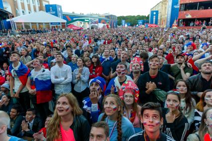 Санкт-Петербург.  Болельщики сборной России в фан-зоне на Конюшенной площади во время просмотра трансляции матча 1/4 финала чемпионата мира по футболу между сборными России и Хорватии.