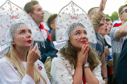 Санкт-Петербург.  Болельщицы сборной России в фан-зоне на Конюшенной площади во время просмотра трансляции матча 1/4 финала чемпионата мира по футболу между сборными России и Хорватии.