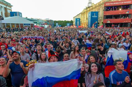 Санкт-Петербург.  Болельщики сборной России в фан-зоне на Конюшенной площади во время просмотра трансляции матча 1/4 финала чемпионата мира по футболу между сборными России и Хорватии.