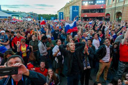 Санкт-Петербург.  Болельщики сборной России в фан-зоне на Конюшенной площади во время просмотра трансляции матча 1/4 финала чемпионата мира по футболу между сборными России и Хорватии.