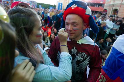 Санкт-Петербург.  Болельщики сборной России в фан-зоне на Конюшенной площади во время просмотра трансляции матча 1/4 финала чемпионата мира по футболу между сборными России и Хорватии.