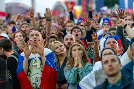 Санкт-Петербург. Болельщики сборной России в фан-зоне на Конюшенной площади во время просмотра трансляции матча 1/4 финала чемпионата мира по футболу между сборными России и Хорватии.
