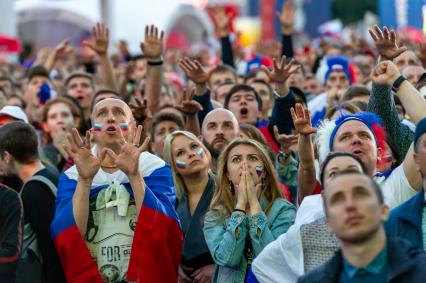 Санкт-Петербург.  Болельщики сборной России в фан-зоне на Конюшенной площади во время просмотра трансляции матча 1/4 финала чемпионата мира по футболу между сборными России и Хорватии.