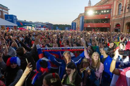 Санкт-Петербург.  Болельщики сборной России в фан-зоне на Конюшенной площади во время просмотра трансляции матча 1/4 финала чемпионата мира по футболу между сборными России и Хорватии.