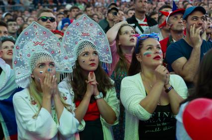 Санкт-Петербург.  Болельщицы сборной России в фан-зоне на Конюшенной площади во время просмотра трансляции матча 1/4 финала чемпионата мира по футболу между сборными России и Хорватии.