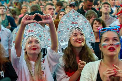 Санкт-Петербург.  Болельщицы сборной России в фан-зоне на Конюшенной площади во время просмотра трансляции матча 1/4 финала чемпионата мира по футболу между сборными России и Хорватии.