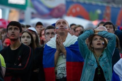 Санкт-Петербург. Болельщики сборной России в фан-зоне на Конюшенной площади во время просмотра трансляции матча 1/4 финала чемпионата мира по футболу между сборными России и Хорватии.