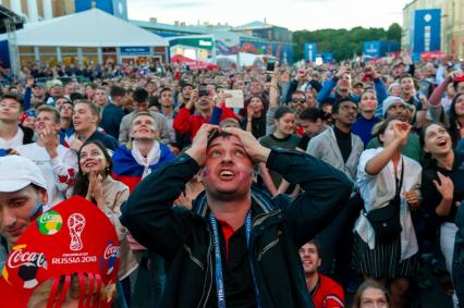 Санкт-Петербург.  Болельщики сборной России в фан-зоне на Конюшенной площади во время просмотра трансляции матча 1/4 финала чемпионата мира по футболу между сборными России и Хорватии.