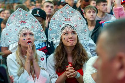 Санкт-Петербург.  Болельщицы сборной России в фан-зоне на Конюшенной площади во время просмотра трансляции матча 1/4 финала чемпионата мира по футболу между сборными России и Хорватии.