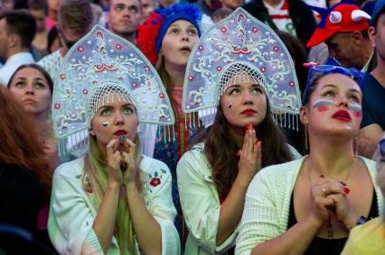 Санкт-Петербург. Болельщицы сборной России в фан-зоне на Конюшенной площади во время просмотра трансляции матча 1/4 финала чемпионата мира по футболу между сборными России и Хорватии.