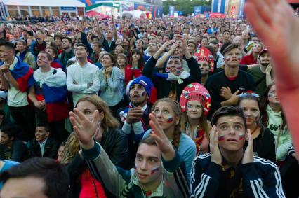 Санкт-Петербург.  Болельщики сборной России в фан-зоне на Конюшенной площади во время просмотра трансляции матча 1/4 финала чемпионата мира по футболу между сборными России и Хорватии.