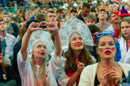 Санкт-Петербург.  Болельщицы сборной России в фан-зоне на Конюшенной площади во время просмотра трансляции матча 1/4 финала чемпионата мира по футболу между сборными России и Хорватии.