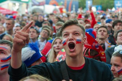 Санкт-Петербург.  Болельщики сборной России в фан-зоне на Конюшенной площади во время просмотра трансляции матча 1/4 финала чемпионата мира по футболу между сборными России и Хорватии.