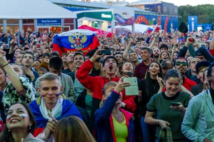 Санкт-Петербург.  Болельщики сборной России в фан-зоне на Конюшенной площади во время просмотра трансляции матча 1/4 финала чемпионата мира по футболу между сборными России и Хорватии.