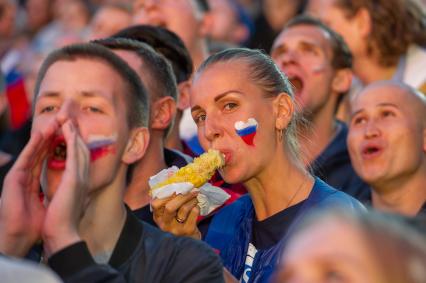 Санкт-Петербург.  Болельщики сборной России в фан-зоне на Конюшенной площади во время просмотра трансляции матча 1/4 финала чемпионата мира по футболу между сборными России и Хорватии.