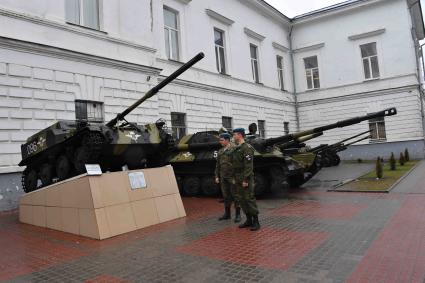 Рязань. Военнослужащие у музея ВДВ.