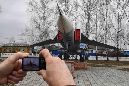 Рязань. Памятник летчику герою Советского Союза  Василию Алексухину, повторившему  подвиг Гастелло.