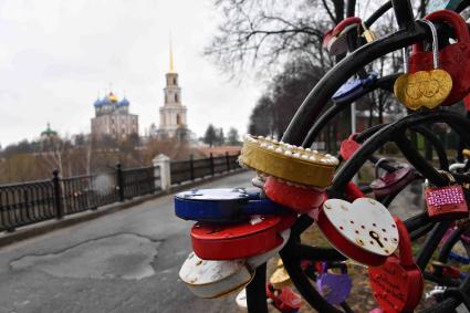 Рязань. Влюбленные вешают замки на ограду моста в знак верности.