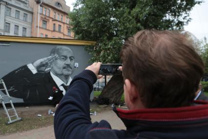 Санкт-Петербург. Обновленное граффити с изображением главного тренера сборной России по футболу Станислава Черчесова на пересечении Большой Пушкарской и Введенской улиц на Петроградской стороне. Ранее граффити было испорчено вандалами.