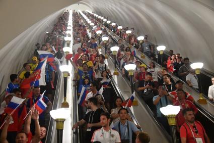 Москва. Российские болельщики в метро радуются победе сборной России после игры 1/8 финала чемпионата мира по футболу 2018 между сборными России и Испании.