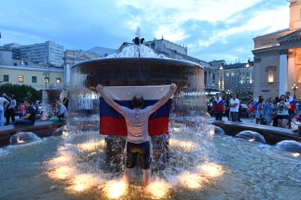 Москва. Болельщики в фонтане на Театральной площади радуются победе Российской сборной в 1/8 финала чемпионата мира по футболу 2018 между сборными России и Испании.