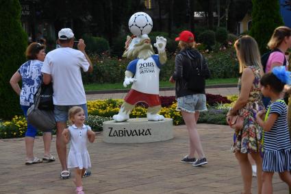 Сочи. Фигура официального талисмана ЧМ-2018  волка Забиваки на улице города.