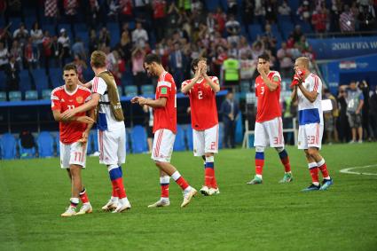 Сочи. Игроки сборной России Роман Зобнин # 11, Марио Фернандес # 2, Илья Кутепов #3 и Игорь Смольников # 23 в матче 1/4 финала чемпионата мира по футболу - 2018 между сборными командами России и Хорватии.