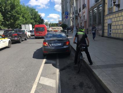 Москва. Велопатруль ЦОДД (Центра организации дорожного движения) на Бульварном кольце.