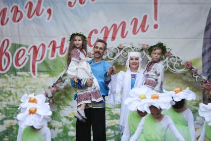 Ставрополь. Участники праздника Дня любви семьи и верности в городском парке `Победы`.
