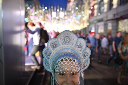 Москва.   Болельщица  на Никольской улице после полуфинального матча чемпионата мира по футболу - 2018 между сборными командами Хорватии и Англии.