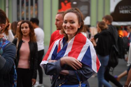 Москва.   Болельщица сборной Англии на одной из улиц города после полуфинального матча чемпионата мира по футболу - 2018 между сборными командами Хорватии и Англии.