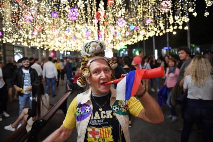 Москва.   Болельщик  на Никольской улице после полуфинального матча чемпионата мира по футболу - 2018 между сборными командами Хорватии и Англии.