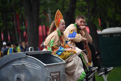 Москва. Аниматоры в народных костюмах отдыхают перед началом матча 1/2 финала ЧМ-2018 по футболу между сборными  Хорватии и Англии.