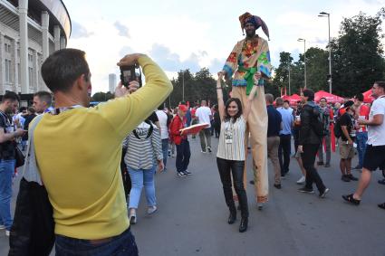 Москва. Болельщики перед началом матча 1/2 финала ЧМ-2018 по футболу между сборными  Хорватии и Англии.