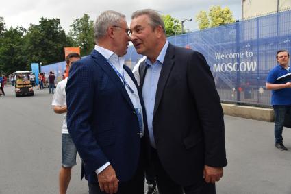 Москва. Хоккеист Вячеслав Фетисов и президент Федерации хоккея России Владислав Третьяк (слева направо) перед матчем 1/2 финала ЧМ-2018 по футболу между сборными Хорватии и Англии.