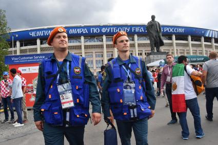 Москва. Сотрудники МЧС у стадиона `Лужники` перед  началом матча  1/2 финала ЧМ-2018 по футболу между сборными  Хорватии и Англии.