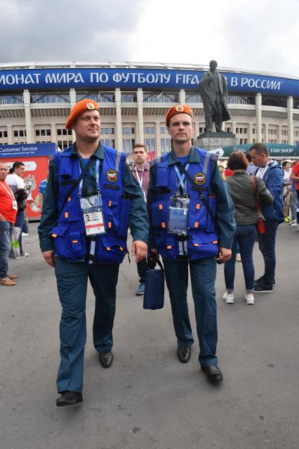 Москва. Сотрудники МЧС у стадиона `Лужники` перед началом матча 1/2 финала ЧМ-2018 по футболу между сборными Хорватии и Англии.