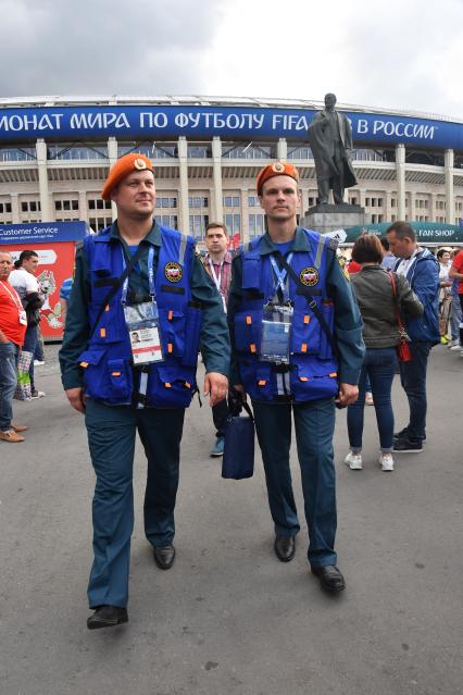 Москва. Сотрудники МЧС у стадиона `Лужники` перед  началом матча  1/2 финала ЧМ-2018 по футболу между сборными  Хорватии и Англии.