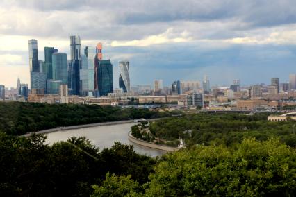 Москва.  Вид на Московский международный деловой центр `Москва-Сити` со смотровой площадки на Воробьевых горах.