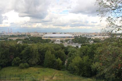 Москва.  Вид на стадион `Лужники`  со смотровой площадки на Воробьевых горах.