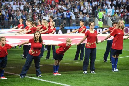 Москва. Волонтеры держат баннер с эмблемой чемпионата перед началом матча 1/2 финала ЧМ-2018 по футболу между сборными  Хорватии и Англии.