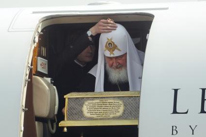 Екатеринбург. Патриарх Кирилл с ковчегом с мощами Елизаветы Федоровны (родственица Николая II), во время визита для участия в \'Царских днях\', посвященные 100-летию гибели семьи последнего русского царя Николая II