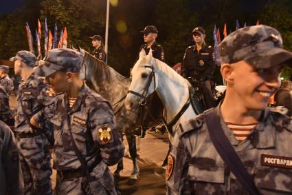 Москва. Конная полиция и сотрудники Росгвардии во время матча 1/2 финала ЧМ-2018 по футболу между сборными  Хорватии и Англии.