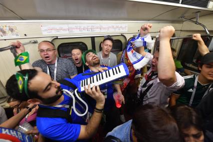 Москва. Болельщики сборной Бразилии в вагоне метрополитена.