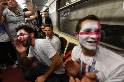 Москва. Болельщики сборной Англии в вагоне метрополитена.