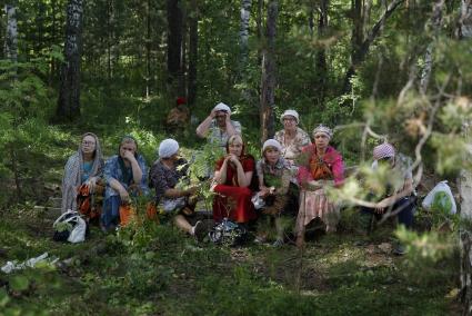 Свердловская область. Алапаевск. Православные верующие наблюдают как Патриарх Кирилл освящает храм Федоровской иконы Божией Матери, построенного на территории мужского монастыря, у места, где в июле 1918 года были убиты члены Дома Романовых