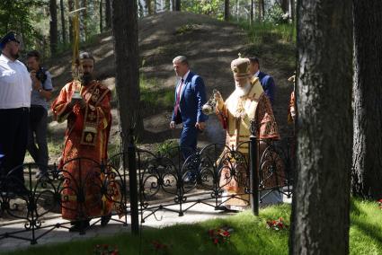 Свердловская область. Алапаевск. Патриарх Кирилл ведет службу у креста, у места, где в июле 1918 года были убиты члены Дома Романовых, и где построен храм Федоровской иконы Божией Матери, на территории мужского монастыря